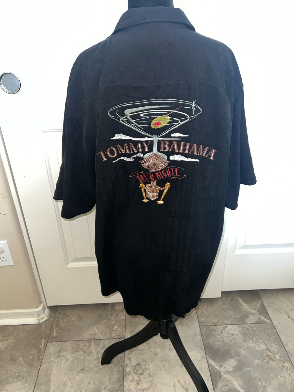 Men’s Tommy Bahama Silk Camp Dry & Mighty Embroidered Martini Button Down Sz Med